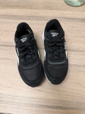 Reebok Black and White Low-Top Kids Boys Sneakers Sz 13